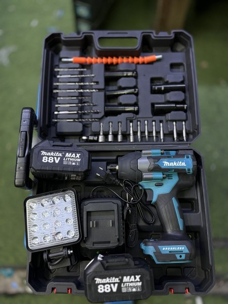 מופץ על ידי כדורי ניוטון-מטר של 700